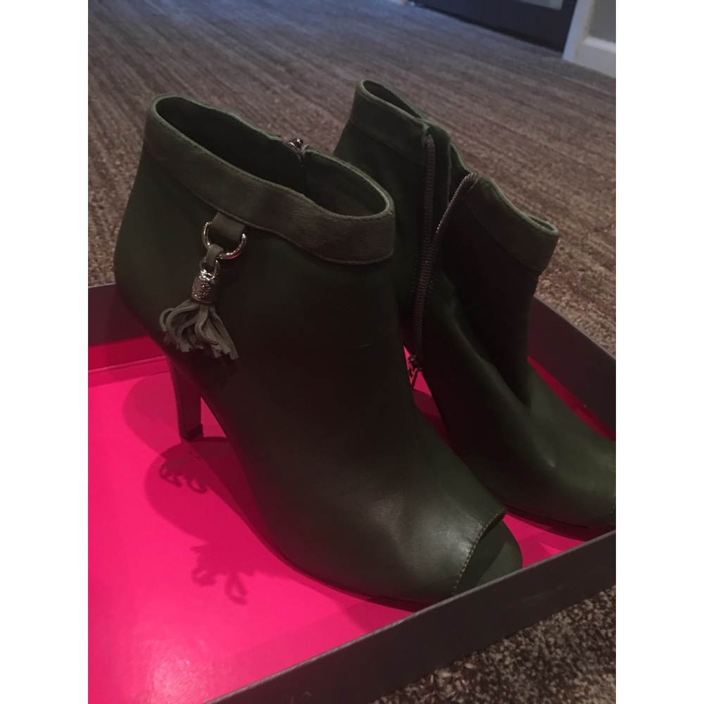 Never been worn Vince Camuto booties
